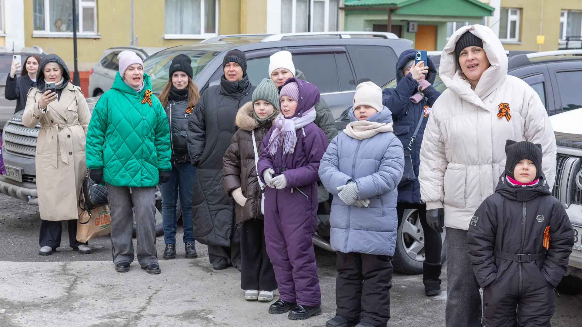 Акция «Поем двором». Фото: Александр Чирва / «Ямал-Медиа»