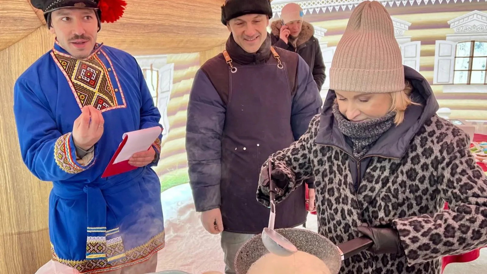 Глава Муравленко Елена Молдован испекла блин на Масленицу. Фото: Елена Молдован / t.me/Elena_Moldovan