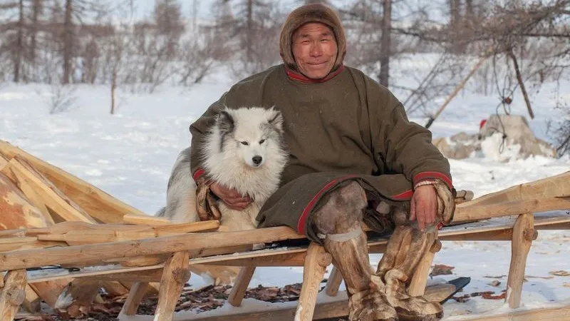 Поверх малицы надевают совик, который шьют из оленьей шкуры, сукна или брезента. Фото: evgenii mitroshin / Shutterstock / Fotodom