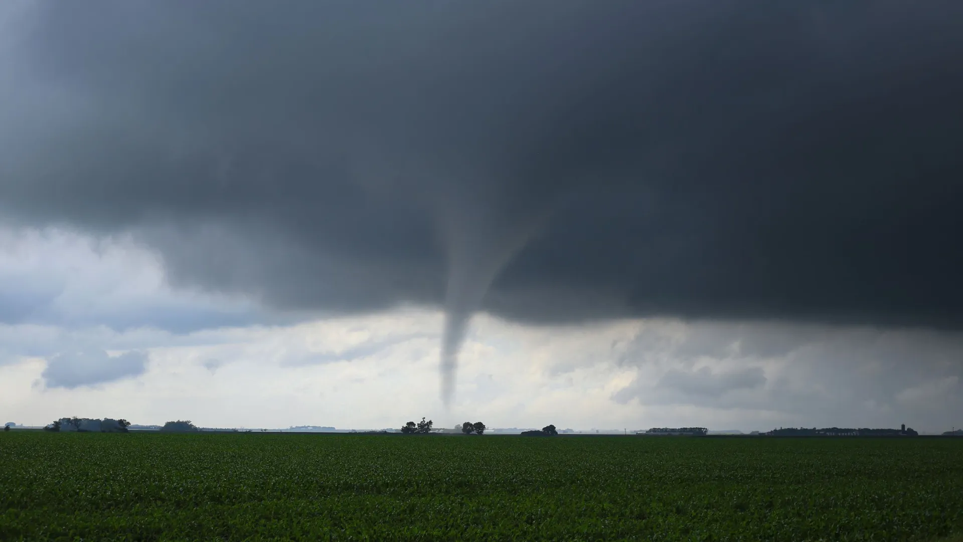 «Смерч» закружил рядом с дорогой. Фото: Preston James Garbe / Shutterstock / Fotodom