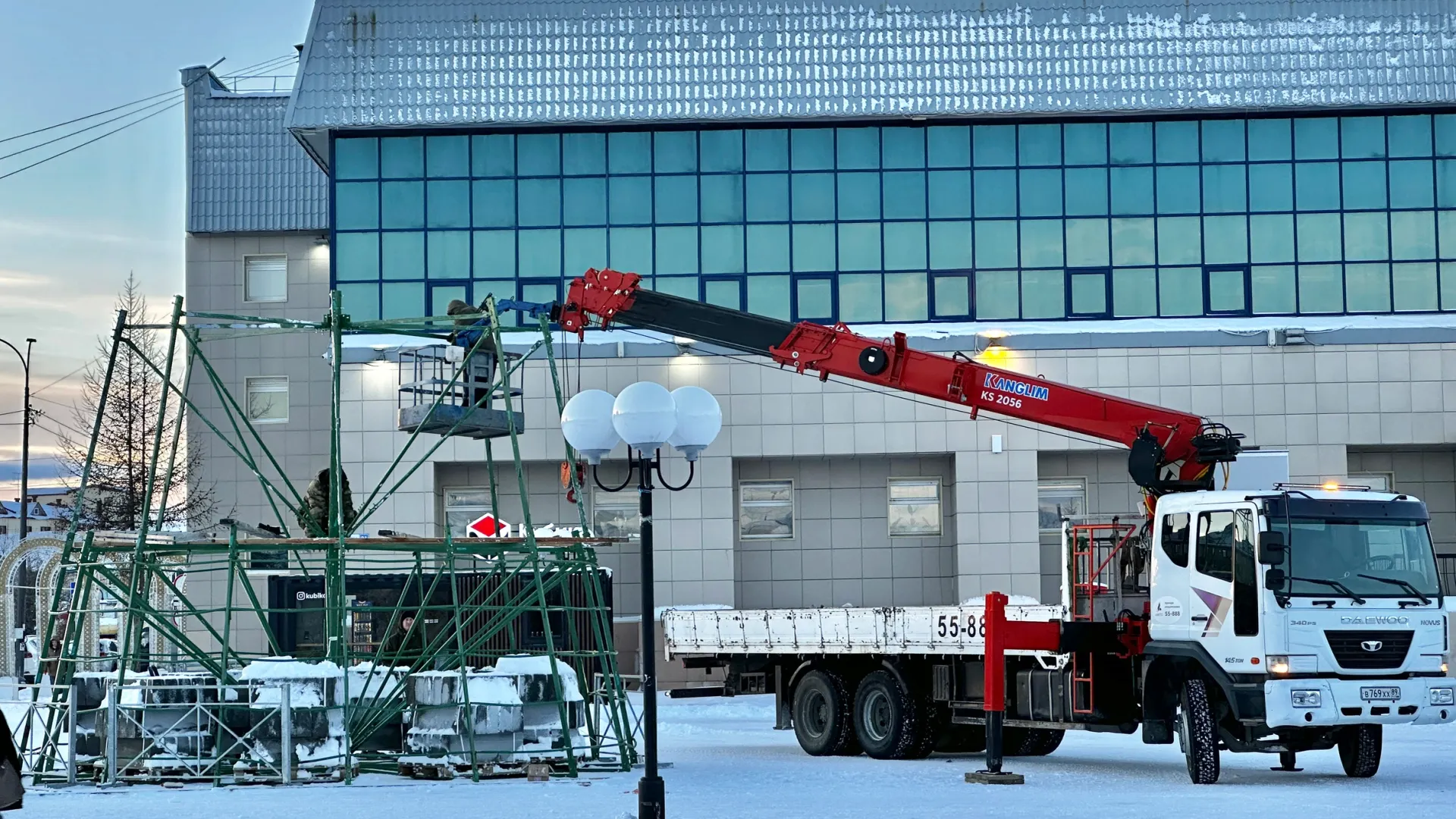 Сборка елки у «Геолога». Фото: Андрей Ткачев / «Ямал-Медиа»