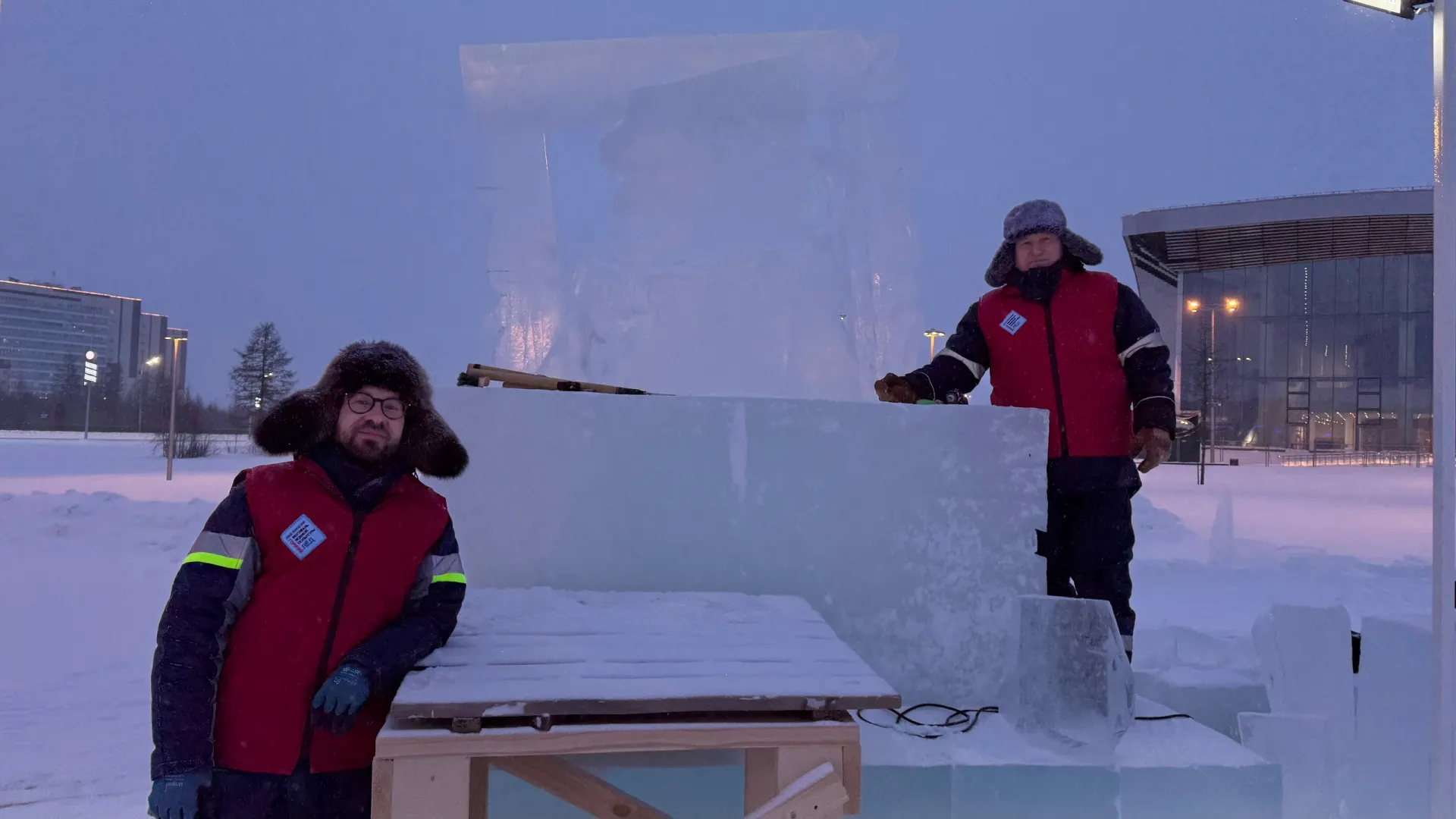 Мастера из Ижевска делают фигуру Органчика. Фото: Татьяна Крачук / «Север-Пресс»