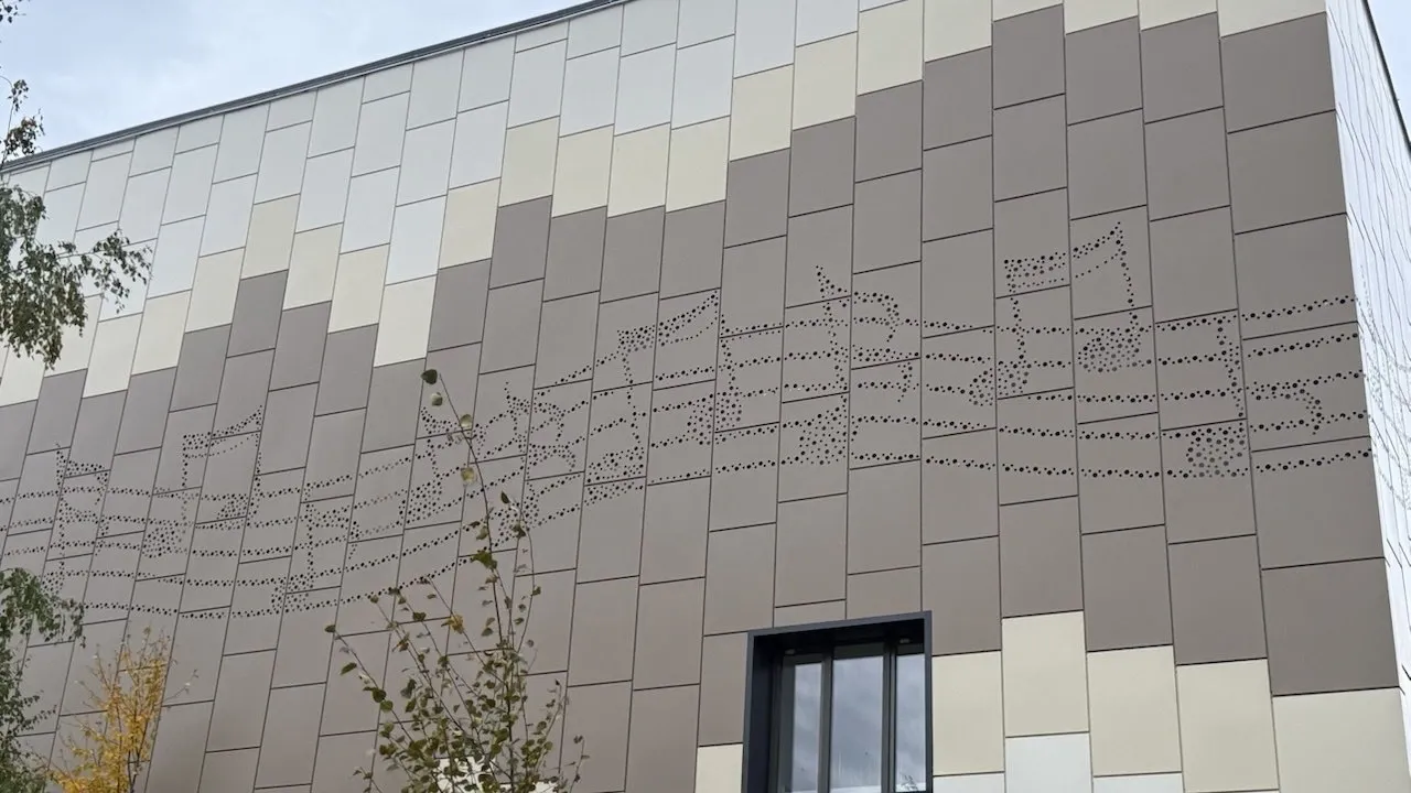 Ноты на здании ДШИ. Фото: vk.com/zloynadym