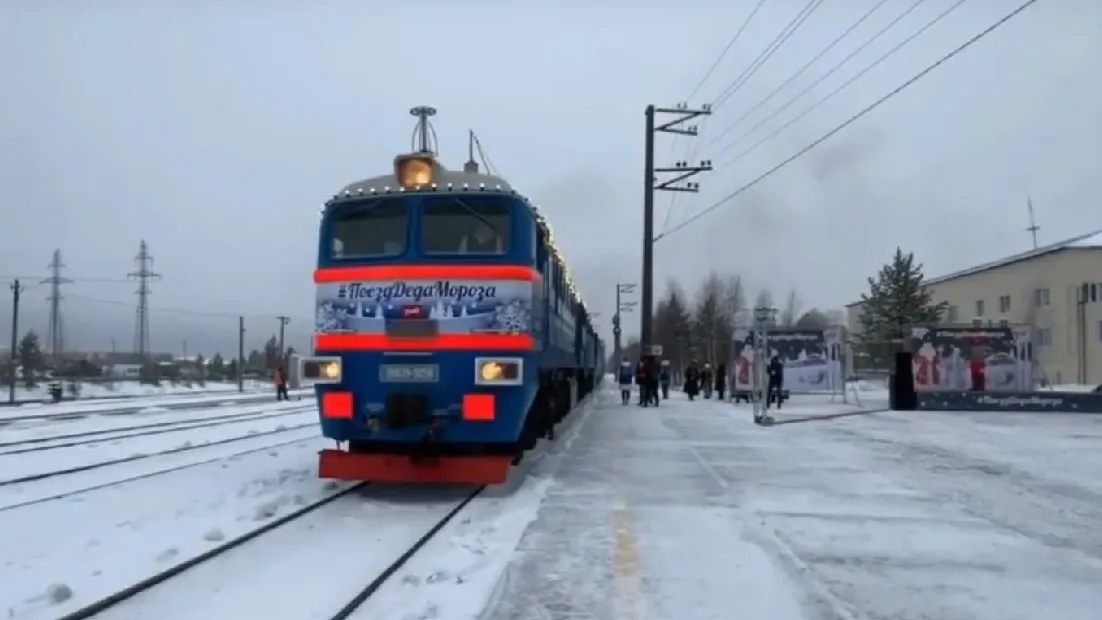 В Ноябрьске поезд Деда Мороза встречали взрослые и дети. Кадр из видео со страницы vk.com/severpress