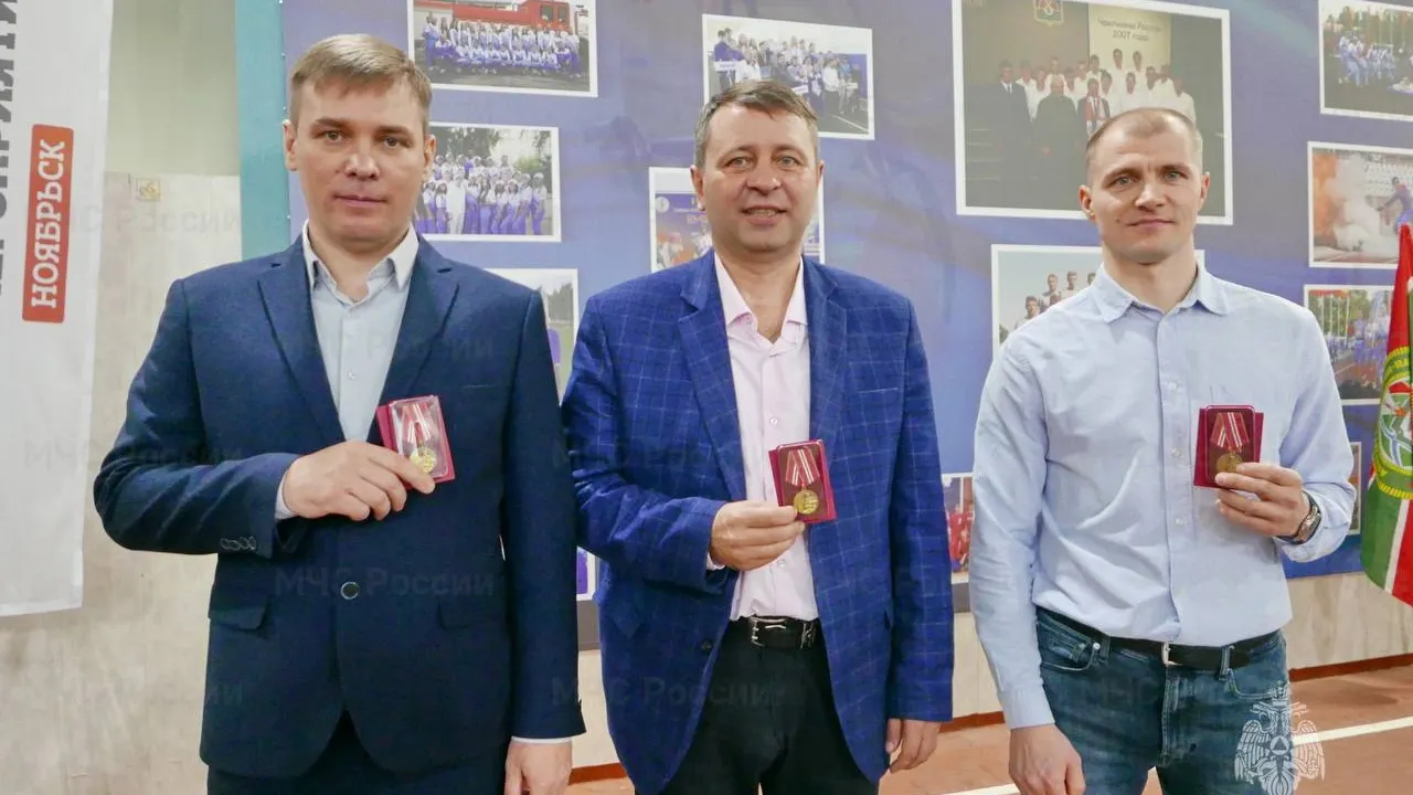 Медали получили как действующие сотрудники МЧС, так и вышедшие в отставку. Фото предоставлено МЧС ЯНАО