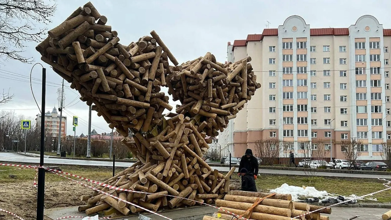 Арт-объект «Традиция» возле бизнес-центра «Ямал-Плаза» в Салехарде. Фото: vk.com/shd__news