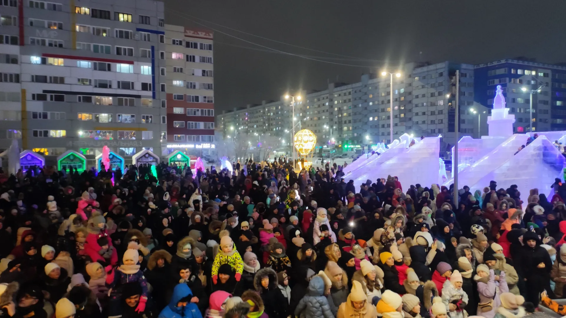 Праздник в честь открытия ледового городка и городской елки в Новом Уренгое. Фото: «Ямал-Медиа» 