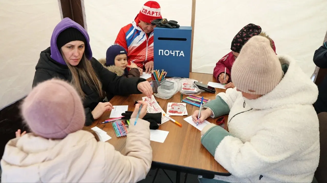 Салехардцы поучаствовали в акции «Открытка с любовью», посвященной Первомаю. Фото: Андрей Ткачев/ «Ямал-Медиа»