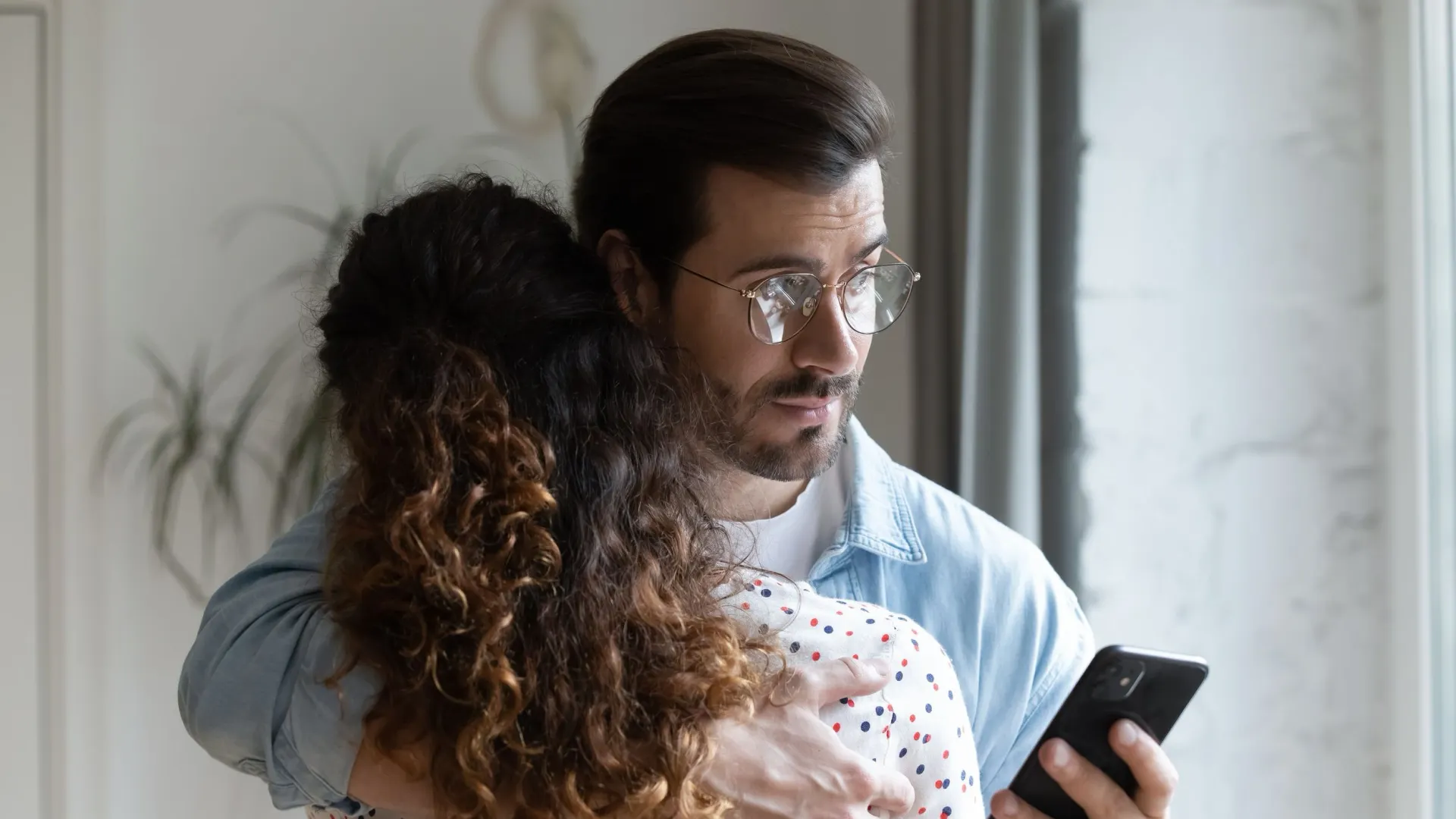 Женатый мужчина с сайта знакомств вряд ли разведется. Фото: fizkes/Shutterstock/Fotodom