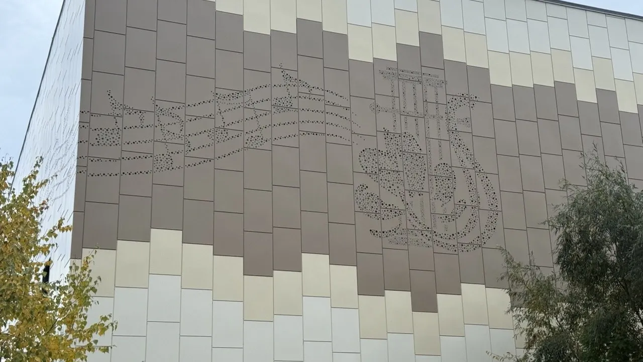 Ноты на здании ДШИ. Фото: vk.com/zloynadym