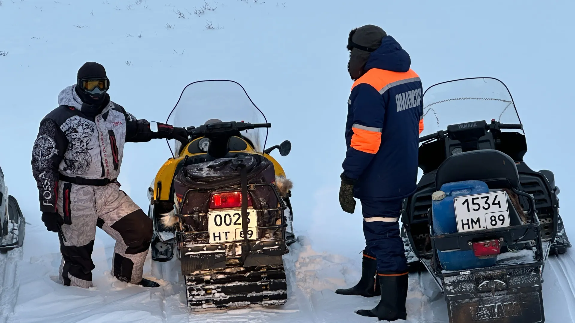 Спасатели пробивали дорогу там, где никто не ездил. Проехать иногда удавалось не с первого раза. Фото: Вера Дронзикова / «Ямал-Медиа»