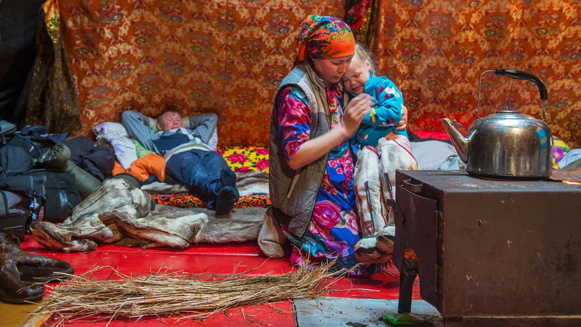 Печка-буржуйка незаменима в чуме и в наши дни. Фото: Sergey Rusanov / Shutterstock / Fotodom