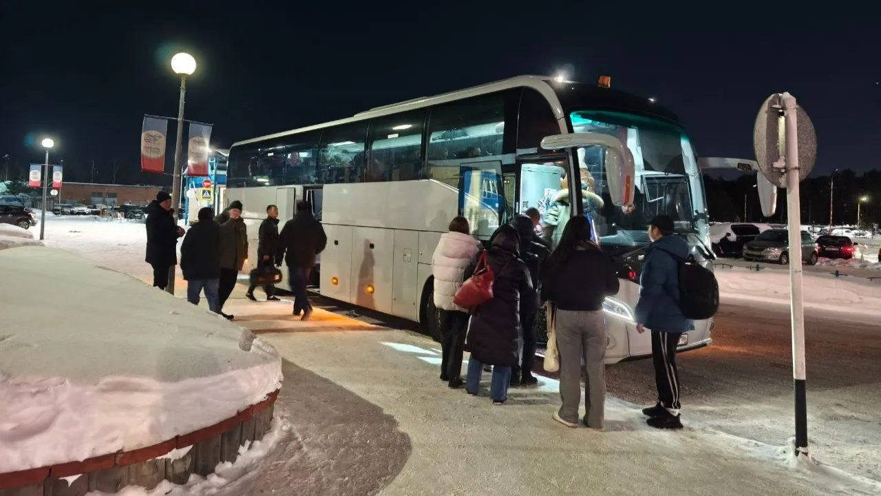 Пассажиров пригласили в автобус, чтобы доставить в гостиницу. Фото: Александра Чернявская