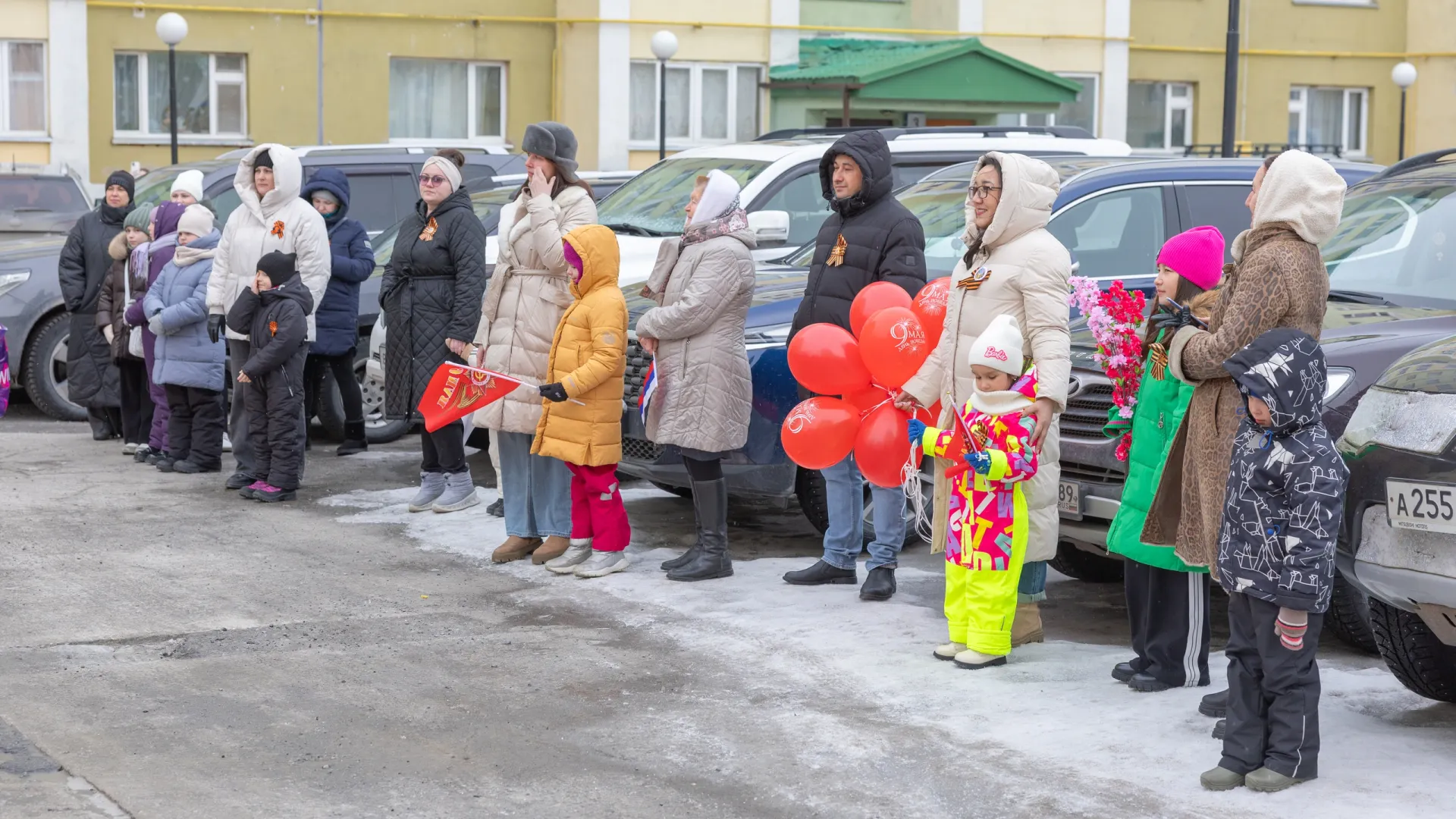 Акция «Поем двором». Фото: Александр Чирва / «Ямал-Медиа»