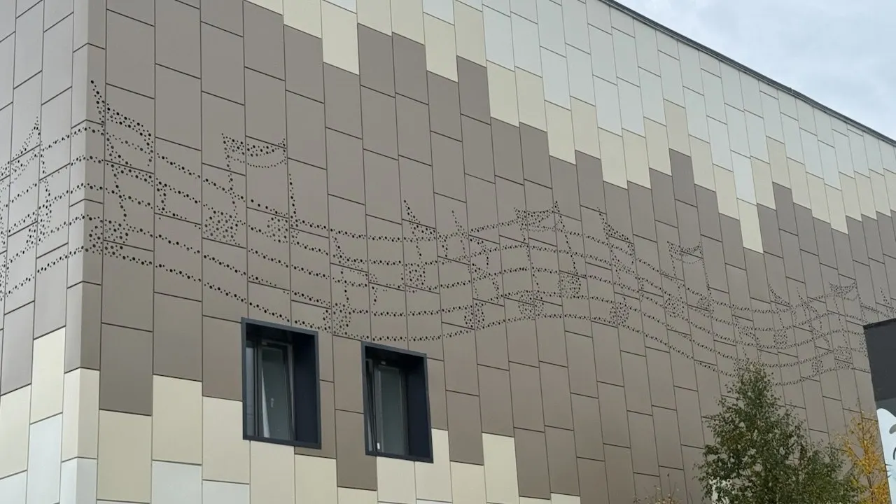 Ноты на здании ДШИ. Фото: vk.com/zloynadym