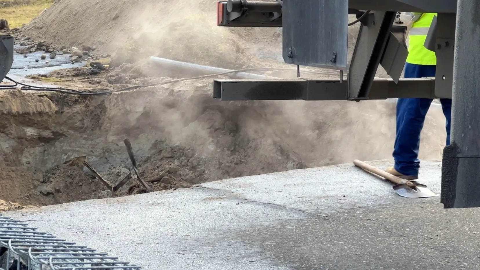 Утечка в системе теплоснабжения в 6-м микрорайоне Ноябрьска. Кадр из видео «Ямал-Медиа»