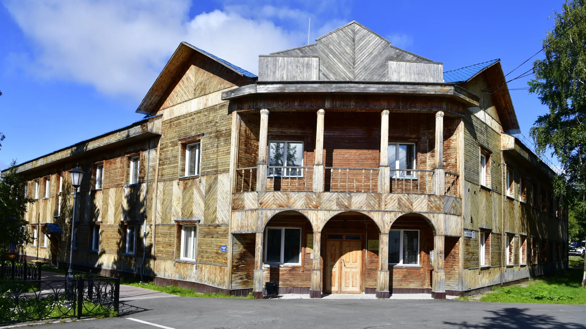Здание окружкома ВКП(б), 1933 г. — яркий образец городской архитектуры сталинского стиля 30-х гг. Фото: Андрей Ткачев / «Ямал-Медиа»