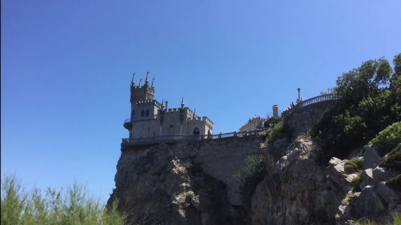 В замке проводятся выставки. Фото: Алена Людвиг