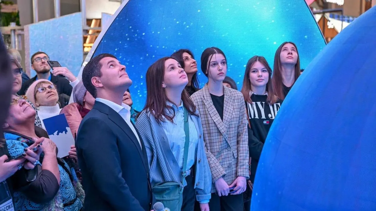 Губернатор Артюхов был восхищен масштабами выставки «Россия». Фото:vk.com/artyukhov_da
