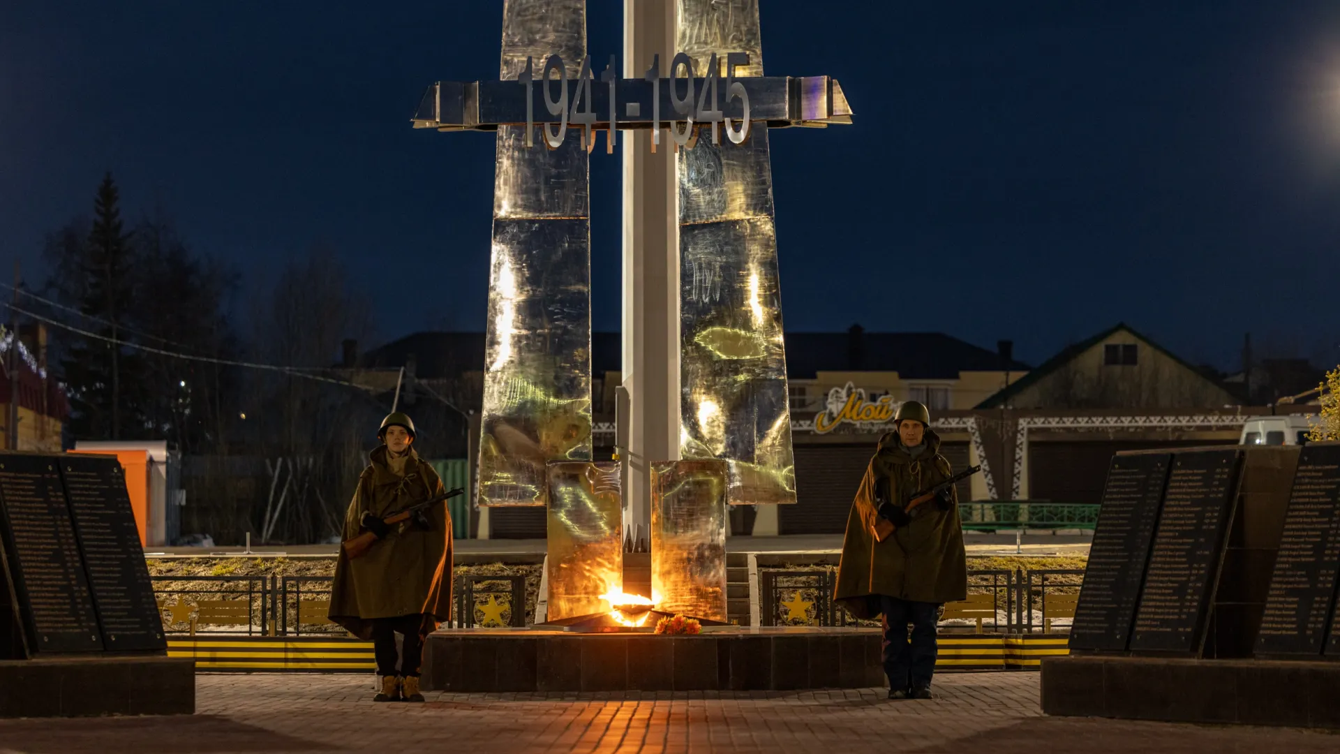 Почетный караул в Мужах в ночь на 9 Мая. Фото: Сергей Зубков / «Ямал-Медиа»