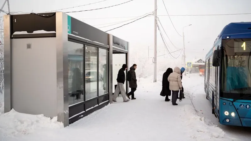 Проблему с отоплением остановок обещают решить в ближайшее время. Фото: Андрей Ткачев / «Ямал-Медиа»