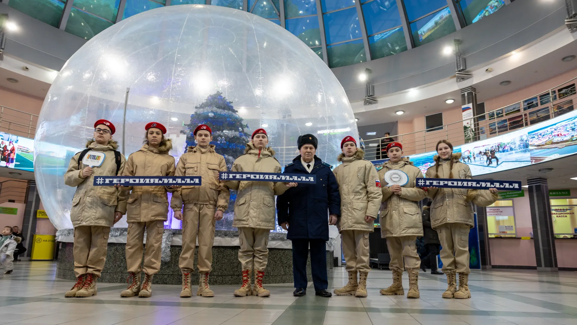 Встреча в аэропорту прошла в торжественной обстановке. Фото: Федор Воронов / «Ямал-Медиа»