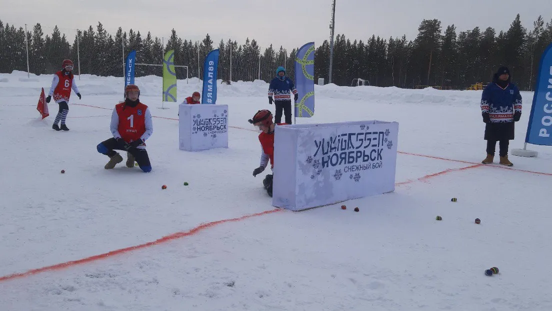 В Ноябрьске прошел благотворительный турнир по игре в снежки. Фото: Руслан Акчулпанов / «Ямал-Медиа»