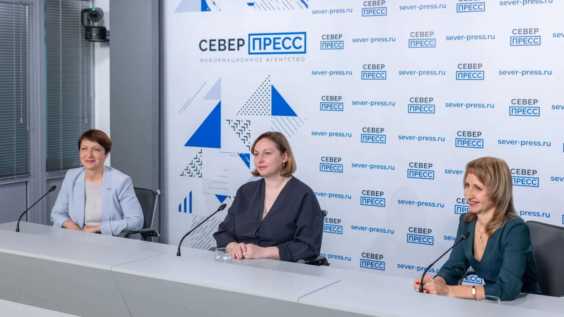 Подробности о выставке узнали у гостей пресс-центра. Фото: Александр Чирва / «Ямал-Медиа»