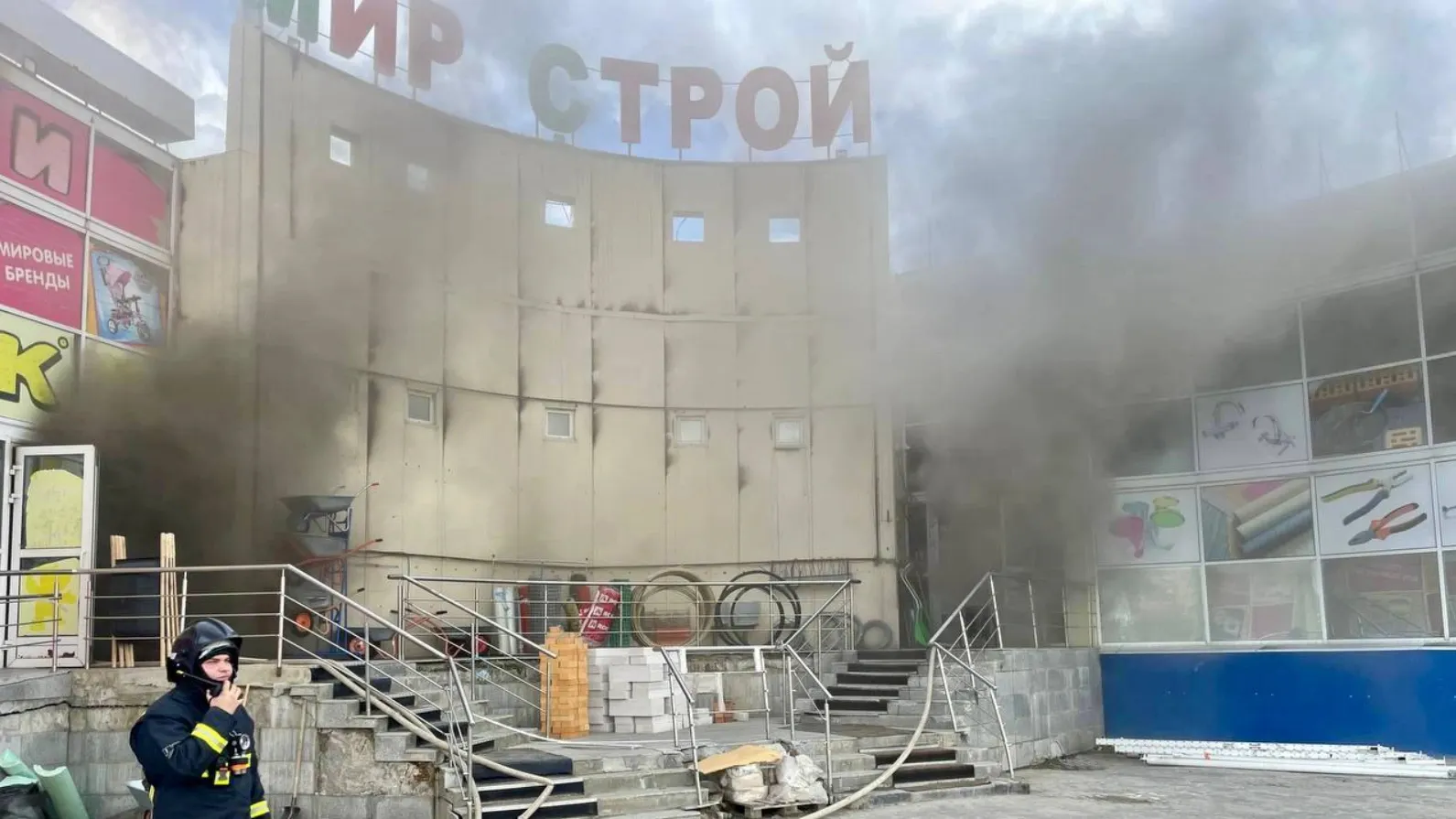 Пожар в торговом центре «Мир Строй» в Новом Уренгое. Фото: ГУ МЧС РФ по ЯНАО / t.me/gumchsyanao89