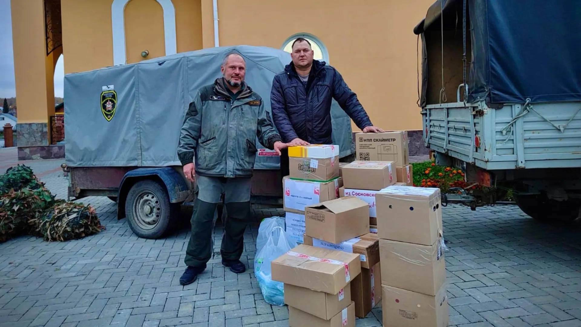 Члены отряда «Добровольцы памяти» Алексей Бычков и Владимир Соколов в ЛНР. Фото: vk.com/public_pur_adm_89