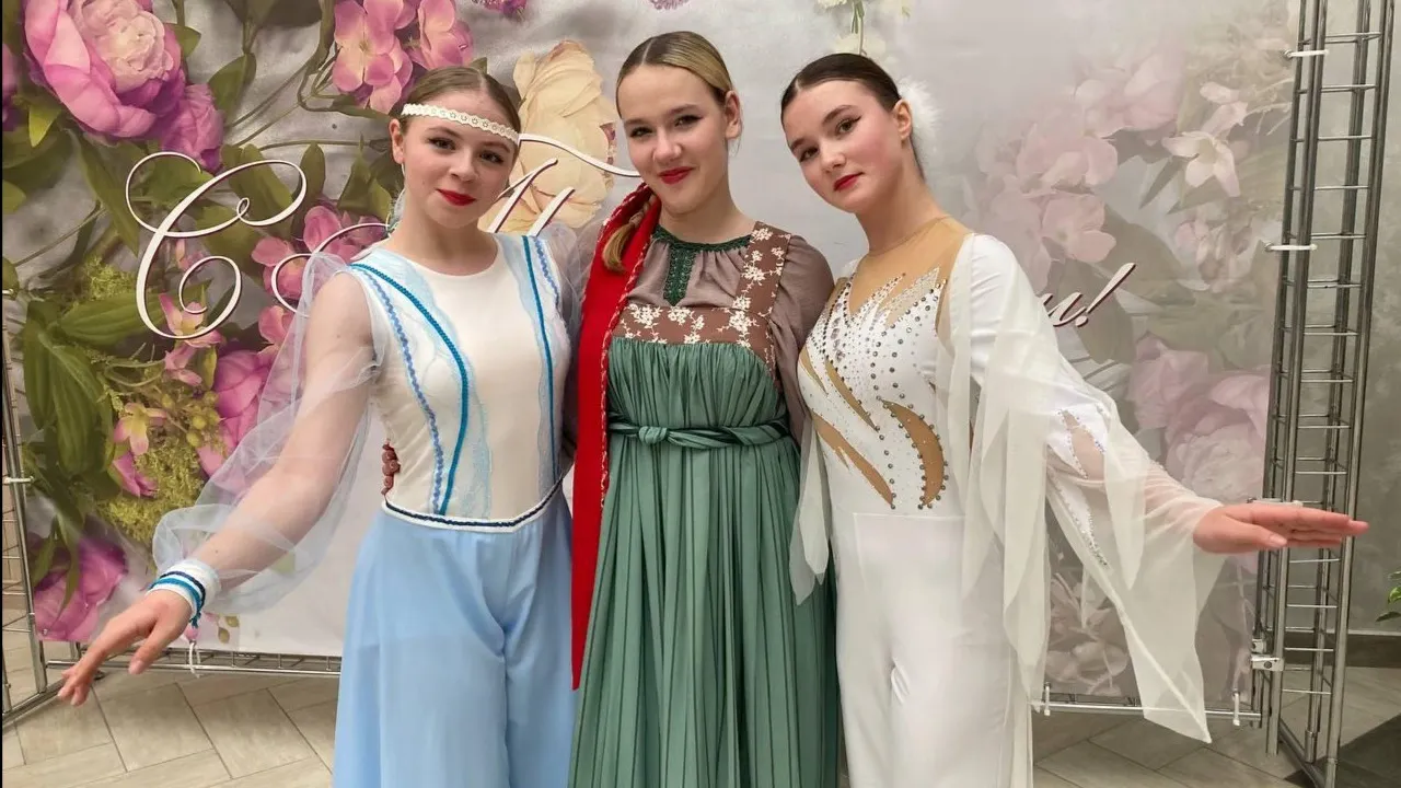 Слева направо: Виктория Прохорова, Екатерина Чепур и Анфиса Никифорова. Фото: Никита Погодин.