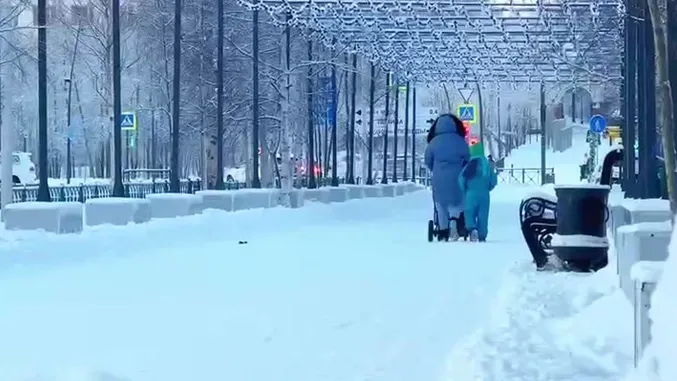 Ноябрьск украсили к Новому году. Кадр из видео t.me/noyabrskadmin