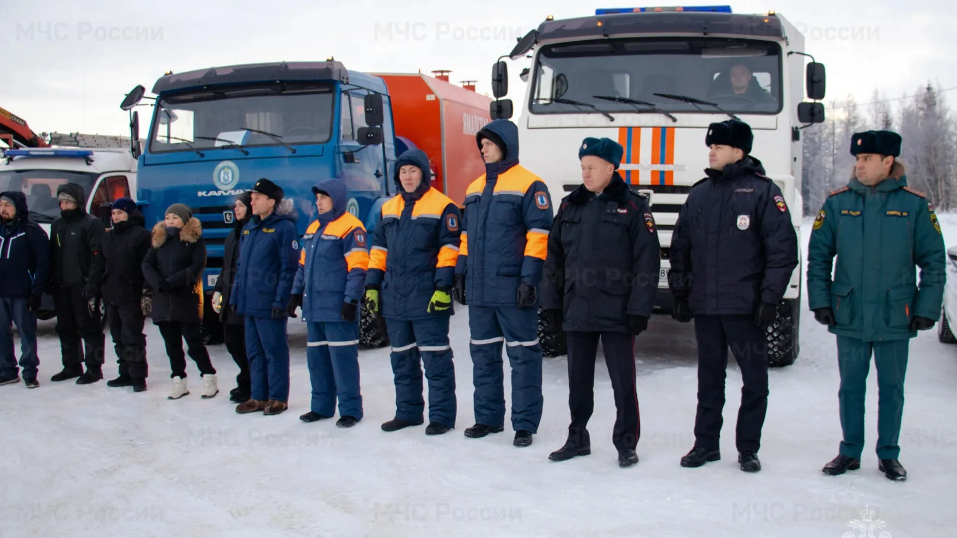 В Салехарде спасатели и представители городских служб учились ликвидировать ЧС на трассе. Фото предоставлено пресс-службой ГУ МЧС по ЯНАО