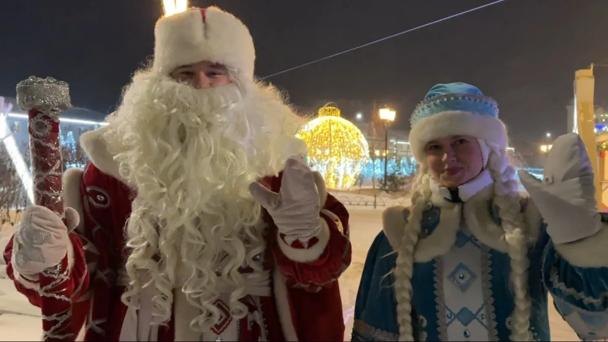 Дед Мороз и Снегурочка встречали гостей городка в Яр-Сале. Фото: Танзиля Парахина / «Ямал-Медиа»