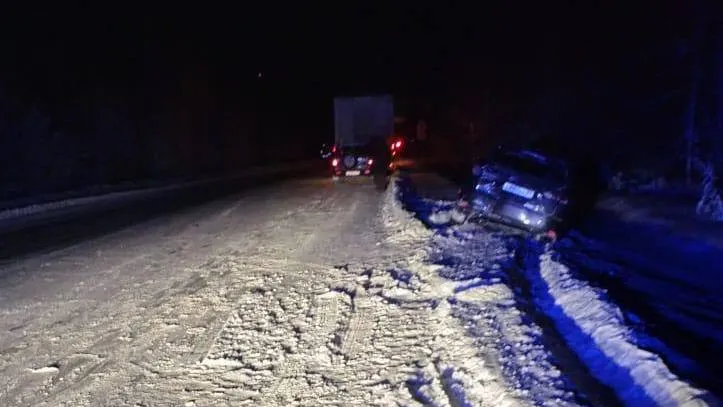 Водителю легковушки понадобилась помощь медиков. Фото: ОГИБДД ОМВД России по Ноябрьску