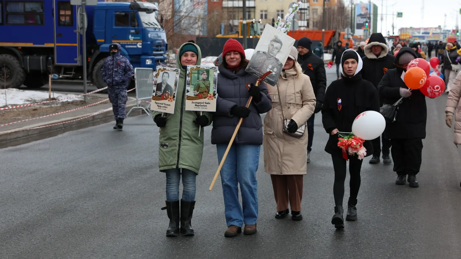 Подготовка к «Бессмертному полку» в Салехарде. Фото: Александр Чирва / «Ямал-Медиа»