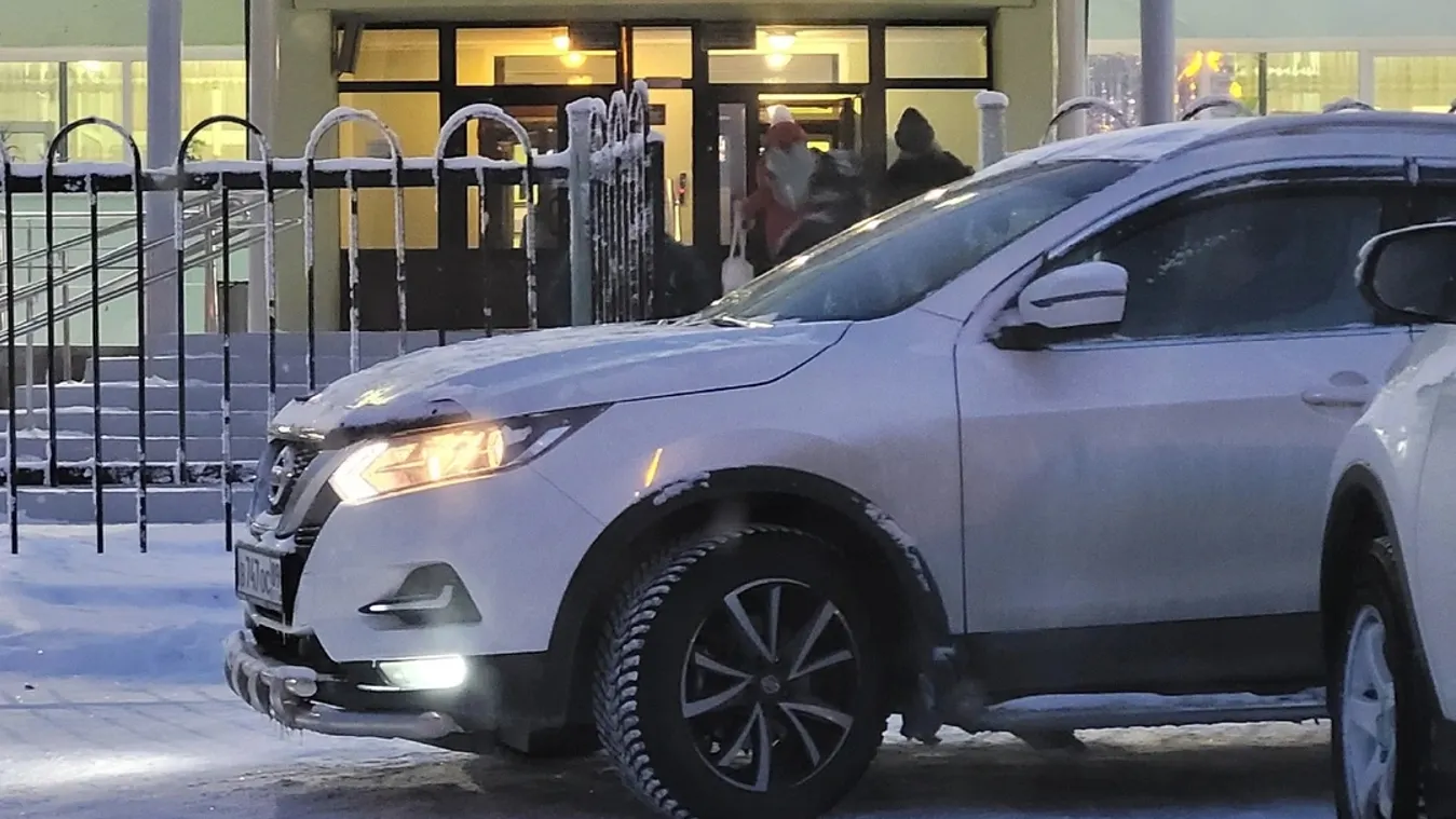 В Ноябрьске школьникам приходится лавировать между машинами. Фото: vk.com/nojabrsk112