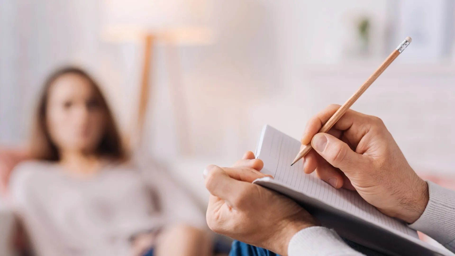 Помощь психолога не всегда может оказаться действенной. Фото: Dmytro Zinkevych / Shutterstock / Fotodom