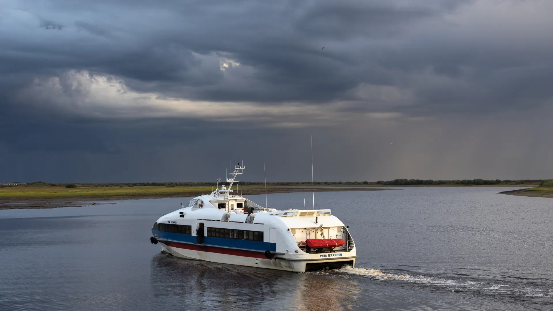 Жителей района будут перевозить на судах вместимостью до 50 человек. Фото: Федор Воронов / «Ямал-Медиа»