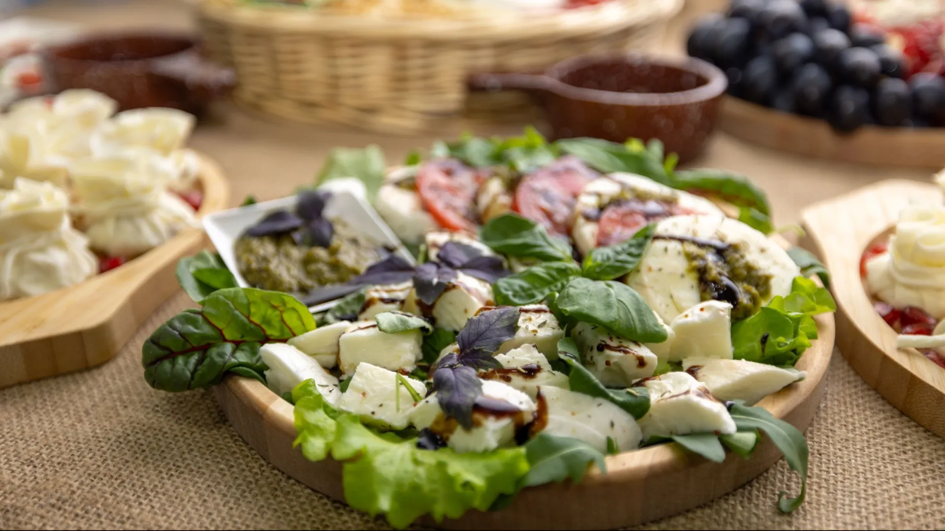 Идея того, что приготовить на ужин — томаты, зелень, сыр и бальзамический соус. Не зря в Салехарде открылась сыроварня. Фото: Сергей Зубков / «Ямал-Медиа»