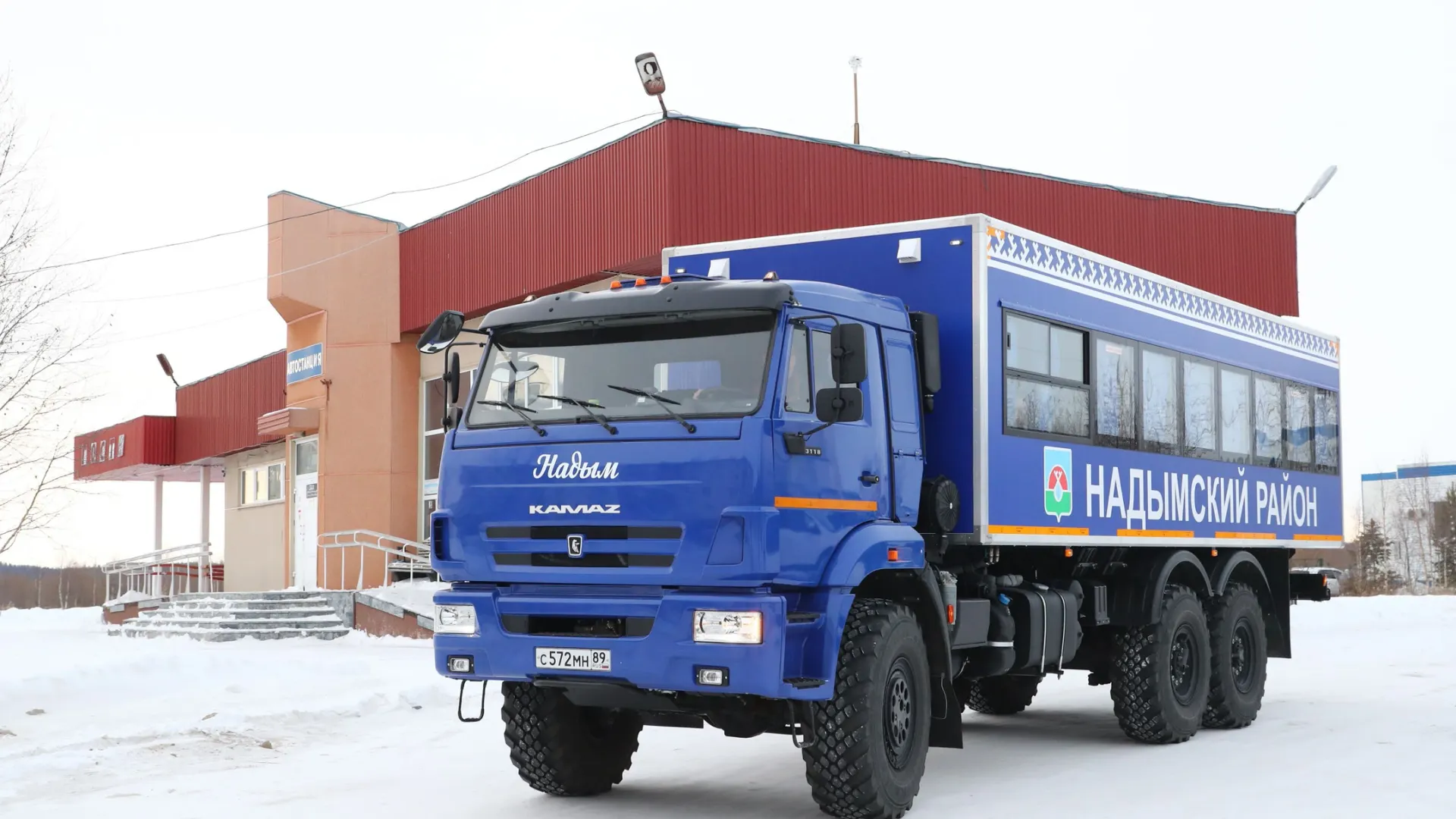 В Надымском районе пассажиров перевозят новые вахтовые автобусы. Фото: t.me/dtidh