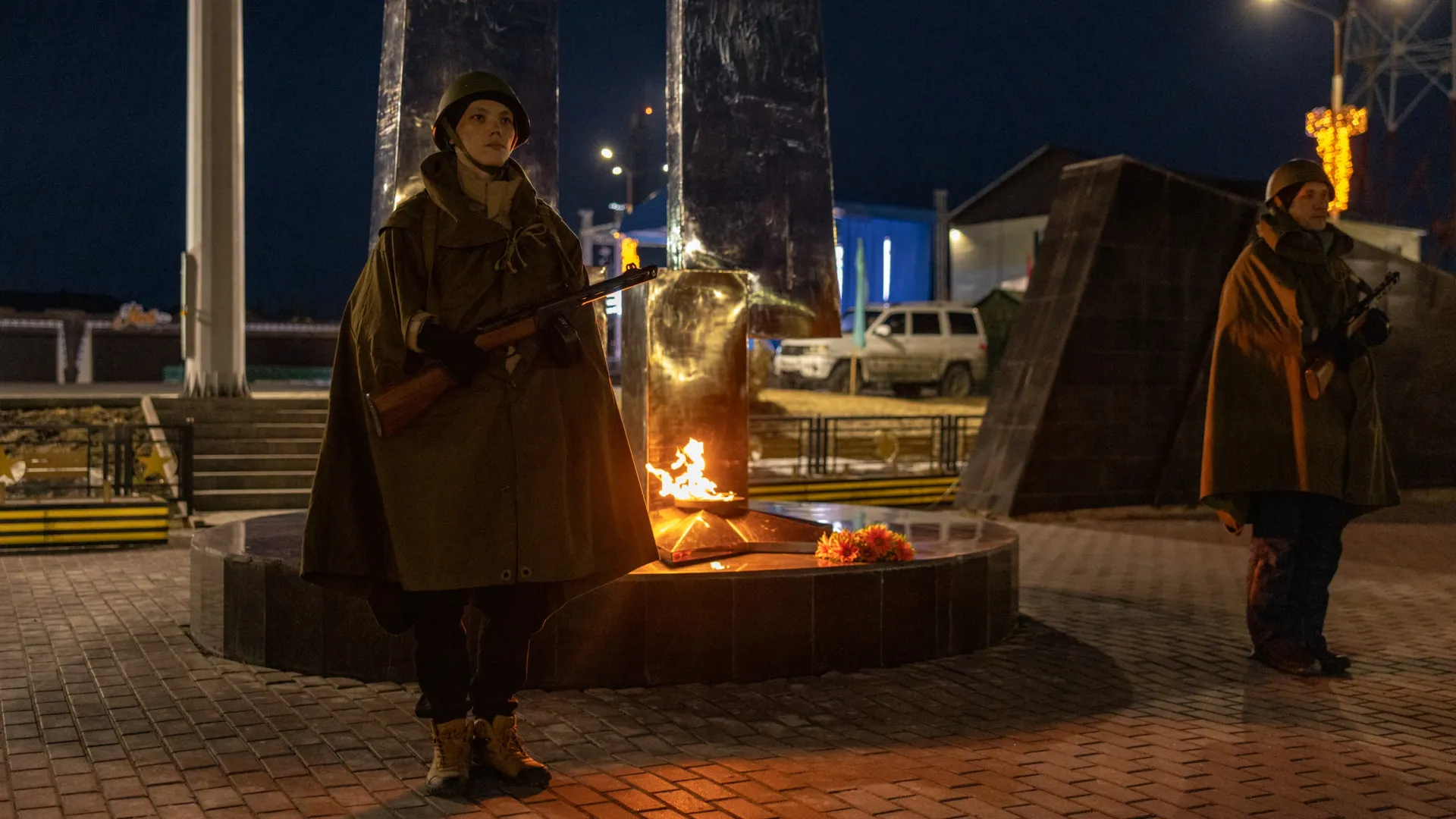Почетный караул в Мужах в ночь на 9 Мая. Фото: Сергей Зубков / «Ямал-Медиа»