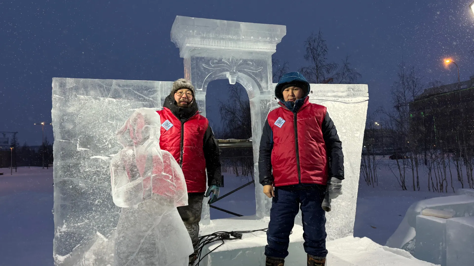 Участники из Якутска делаю композицию сборника и рассказов по мотивам произведений Михаила Салтыкова-Щедрина. Фото: Татьяна Крачук / «Север-Пресс»