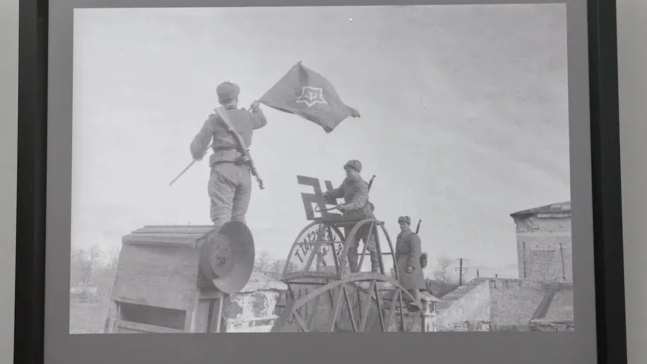 Выставка легендарного фотографа ТАСС Евгения Халдея. Фото: Андрей Ткачев / «Ямал-Медиа»