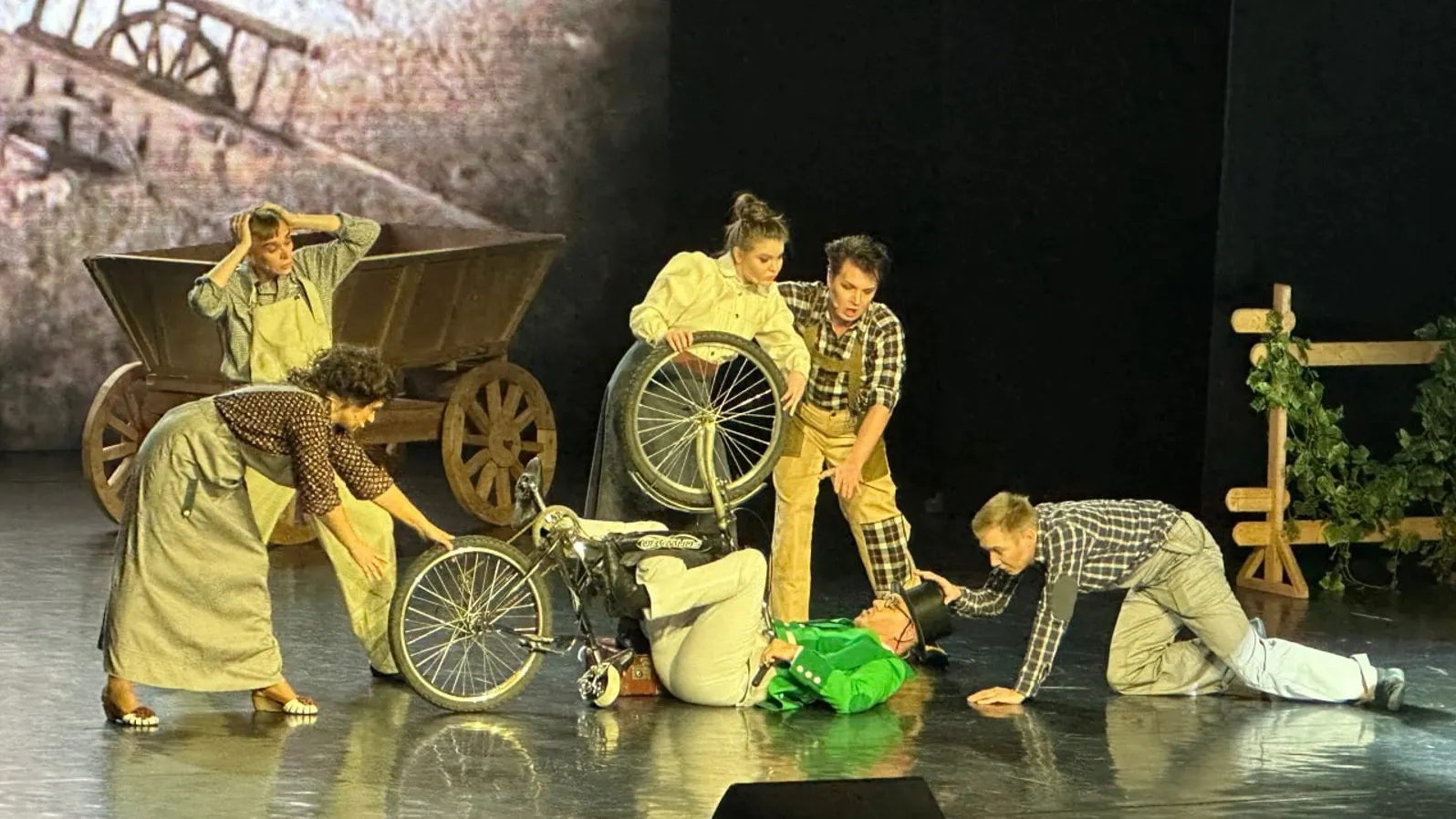 «Волшебник из страны OZ» на сцене культурно-делового центра Салехарда. Фото: t.me/yamalmedia_89
