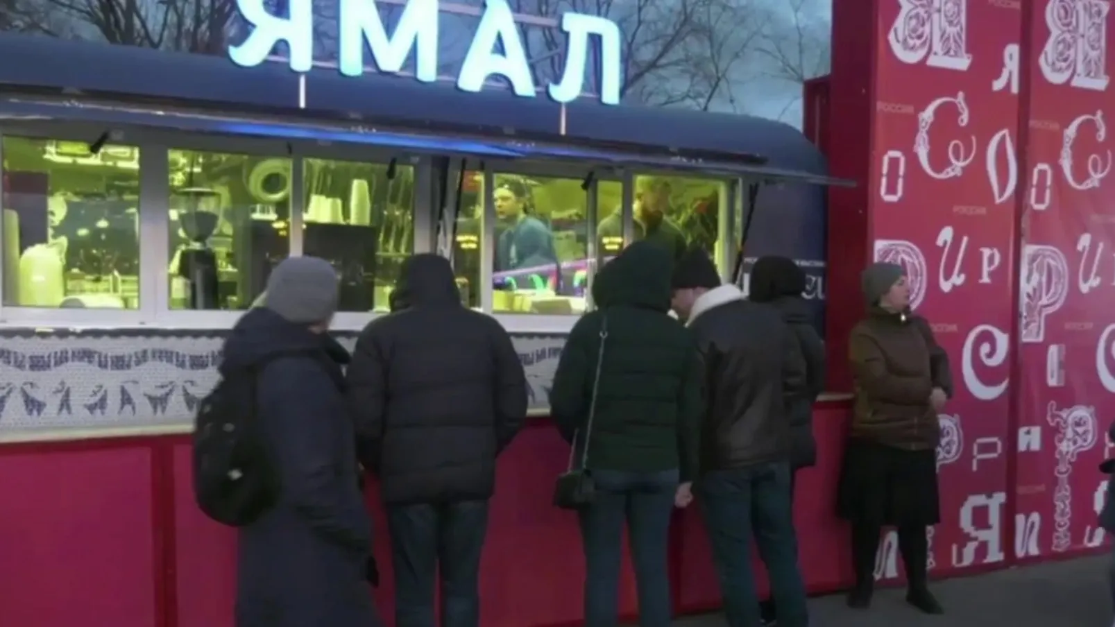 В фуд-траке «Ямал» москвичей угощают бургерами с котлетами из оленины. Кадр из видео t.me/pool_89