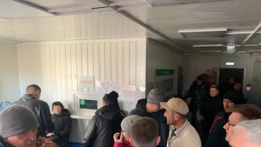 Из желающих переправиться в Салехард из Лабытнанги скопилась большая очередь. Фото: Юлия Чудинова / Север-Пресс