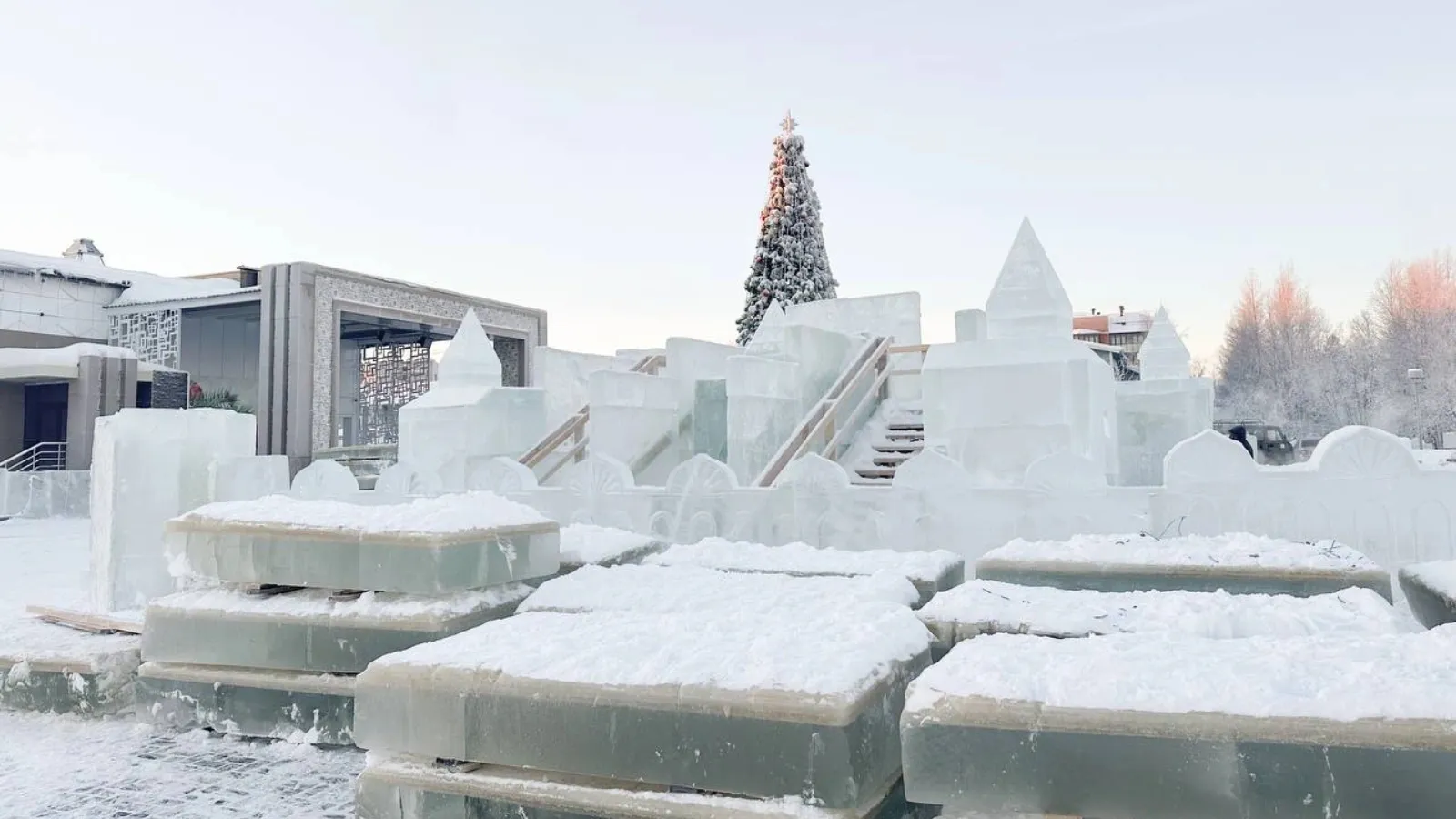 Ледовый городок в Губкинском не успели доделать вовремя из-за погоды. Фото: t.me/gubadm89