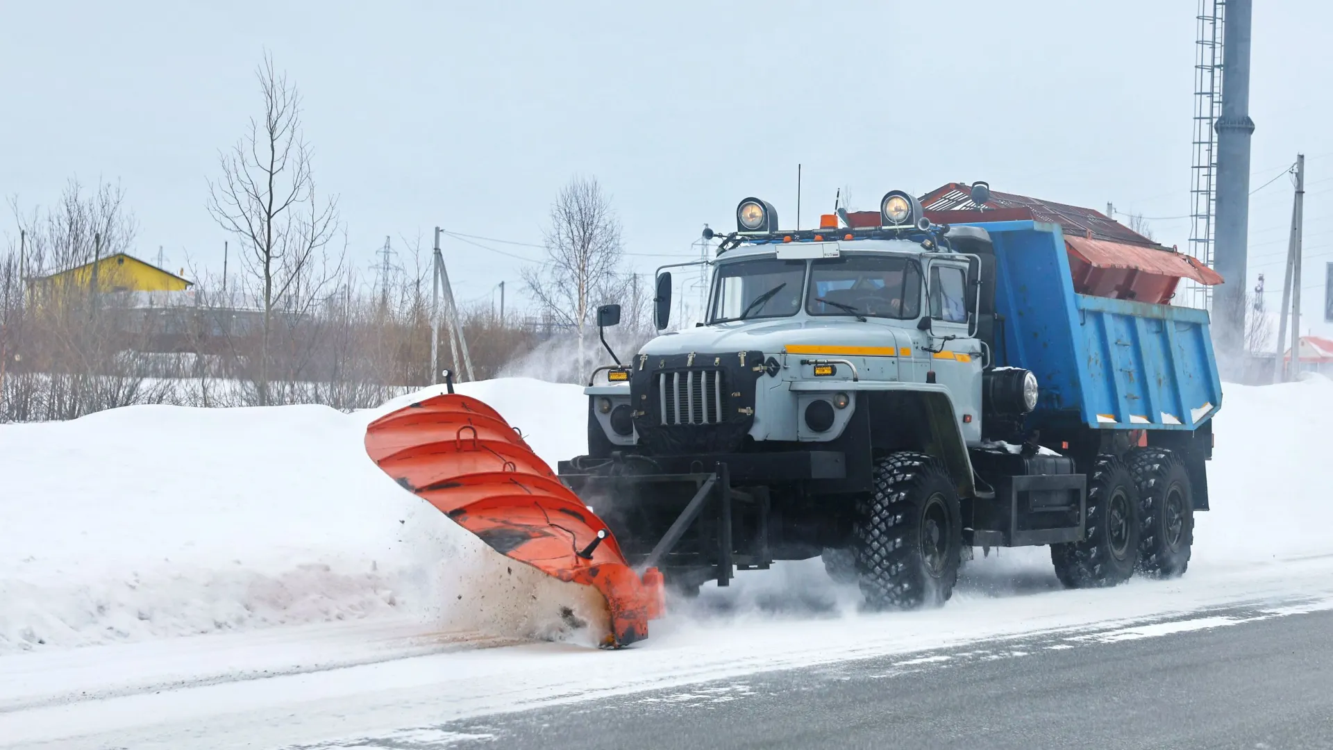 Жителей города по возможности попросили не выходить на улицу. Фото: Андрей Ткачёв / «Ямал-Медиа»