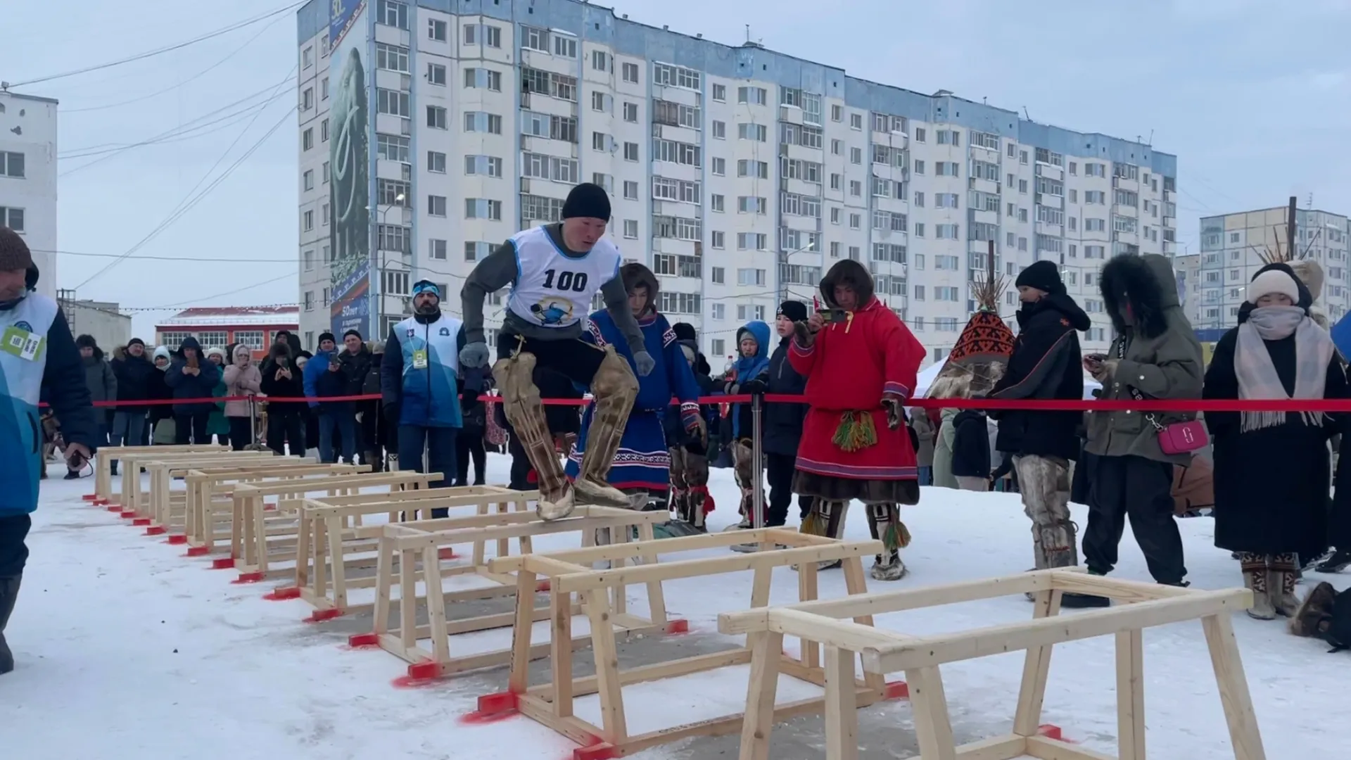 Ямальцы состязались в прыжках, этнобиатлоне, перетягивании палки и метании тынзяна на хорей. Фото: Алена Кушекова / «Ямал-Медиа»